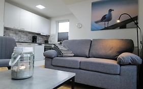 HAUSTIERFREI - Glasfaser - Ferienwohnungen Meerfarbig Zingst -Terrasse mit Strandkorb oder Balkon - Parkplatz - Fahrradschuppen - Waschtrockner - E-Ladesäule- ruhig und zentral - Nichtraucher